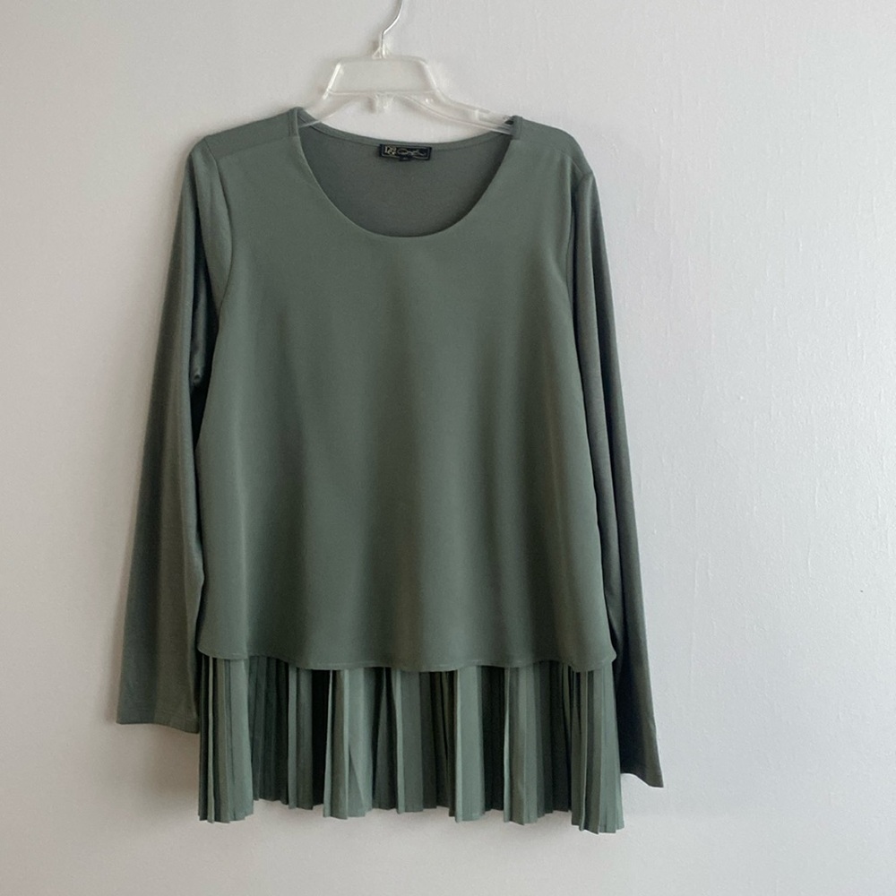 Beautiful blouse with pleated bottom, size XL
